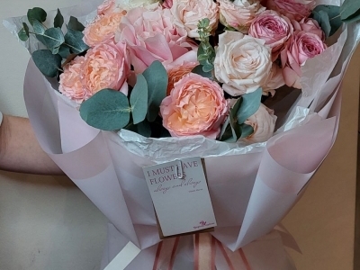 Букет с пионовидными и французскими розами и эвкалиптом