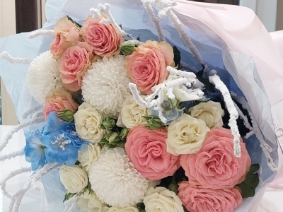 Букет с французскими розами, хризантемами и дельфиниумом