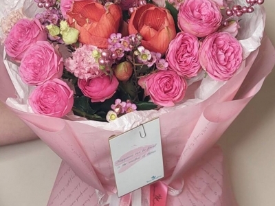 Букет с амариллисами, илексом, пионовидными розами, альстромерией, эустомой и хамелациумом