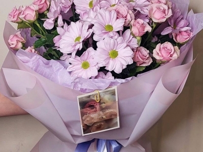 Букет из кустовых роз и хризантем