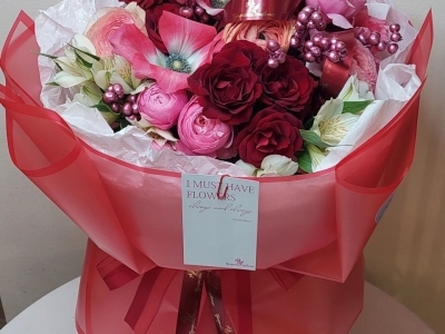 Букет с пионовидными розами Сильва Пинк, анемонами, ранункулюсами, илексом, альстромерией