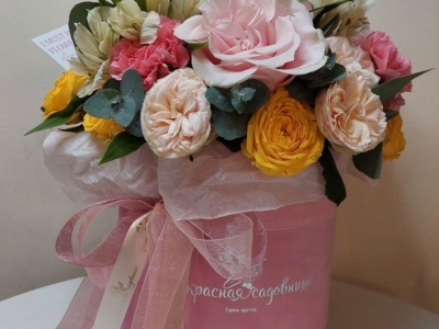 Цветочная композиция с садовыми пионовидными розами различных сортов, альстромерией, гвоздикой и эвкалиптом в шляпной коробке