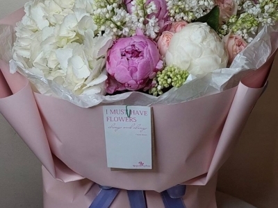 Букет из пионов, гортензии, сирени и роз