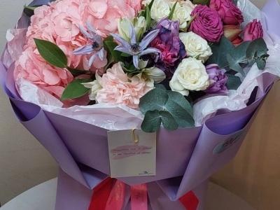 Букет с гортензией, розами различных сортов, гвоздиками и эвкалиптом