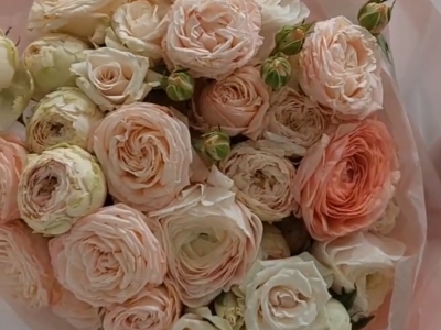 Букет с ранункулюсами и розами различных сортов