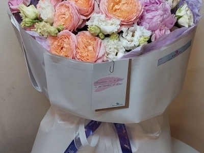 Букет из роз различных сортов и пионов