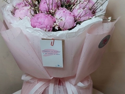 Букет из пионов и ароматной генисты