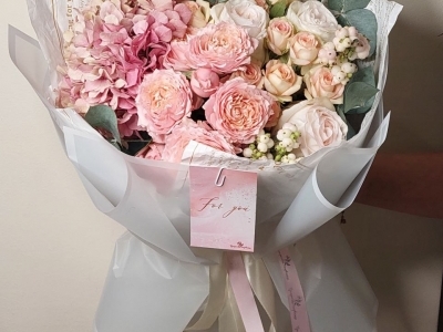 Букет с гортензией, розами и эвкалиптом