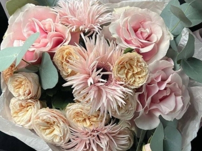 Букет с французскими и пионовидными розами, герберами и эвкалиптом