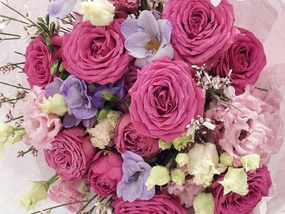 Букет с пионовидными розами,  эустомой,  фрэзией и генистой