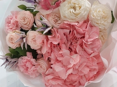 Букет с гортензией,  розами Бомбастик, анемонами, клематисом, гвоздиками