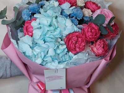 Букет с гортензией, пионовидными розами Джульетта Расберри, хризантемами, ранункулюсами и эвкалиптом