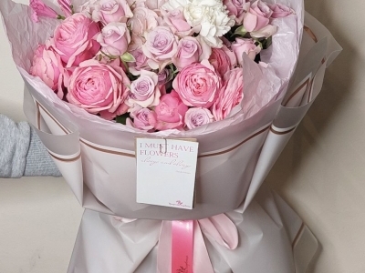 Букет с гортензией, пионовидными розами, гвоздиками, нерине, кустовой розой