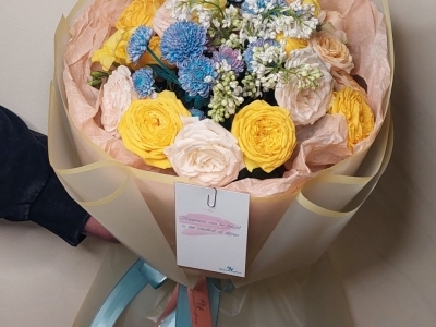 Букет с пионовидными розами, хризантемами и сиренью