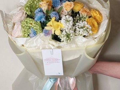 Букет с розами, сиренью, хризантемами и вибурнумом