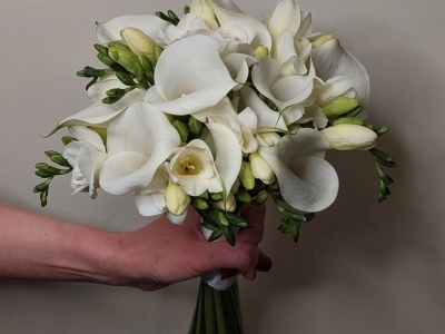 Свадебный букет из калл и фрезии