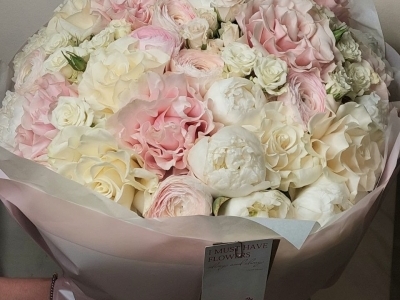 Букет из французских и кустовых роз, ранункулюсов и пионов