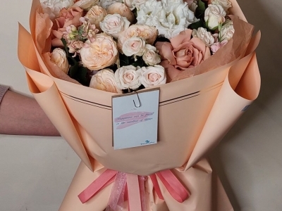 Букет с розой Капуччино,  эустомой и маттиолой