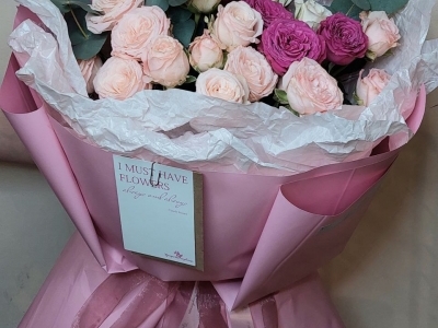 Букет с розами и эвкалиптом