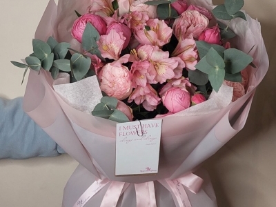 Букет с альстромерией, пионовидными розами и эвкалиптом