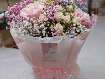 Букет с радужной гипсофилой и розами разных сортов