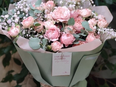 Букет с кустовыми розами Джульетта, гипсофилой и эвкалиптом