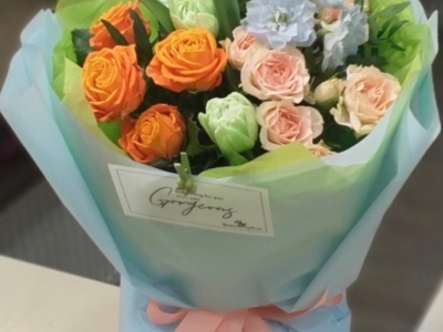 Букет с розами, дельфиниумом и тюльпанами