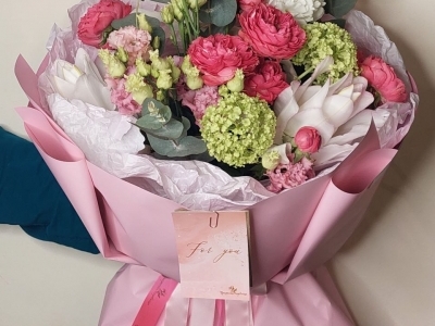 Букет с пионовидными розами, эустомой, вибурнумом, гвоздиками и лилией