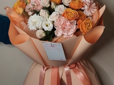 Букет с гвоздиками, розами, подсолнухом и эустомой