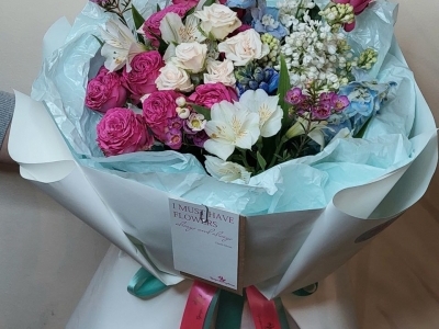 Букет с розами, альстромерией, сиренью, дельфиниумом
