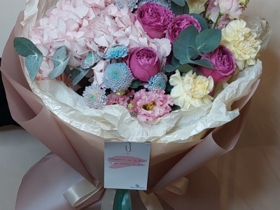 Букет с хризантемами, гортензией, розами и эустомой