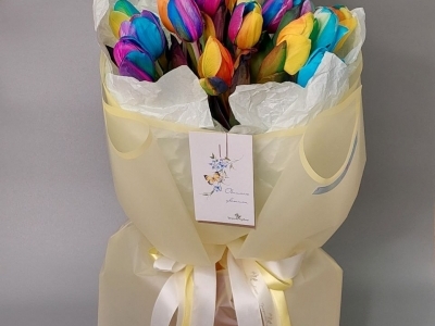 Монобукет из радужных тюльпанов Рэйнбоу