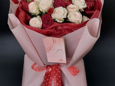 Букет из гербер и роз разных сортов