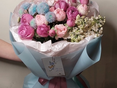 Букет из пионовидных роз, хризантем, гортензии и сирени