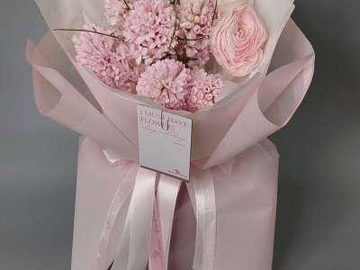 Букет из гиацинтов и ранункулюсов