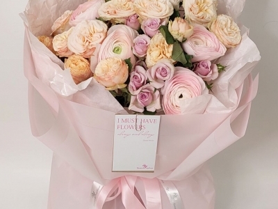 Букет из ранункулюсов и роз разных сортов