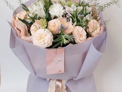 Букет из пионовидных роз, гвоздик и альстромерии