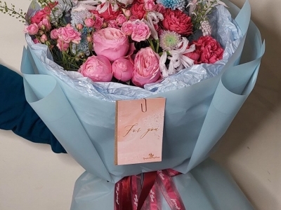 Букет из пионовидных роз, хризантем, нерине, гринбел