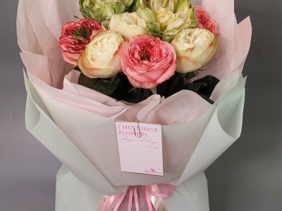 Букет из пионовидных садовых роз разных сортов