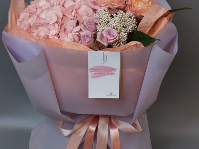 Букет из роз, гортензии и озотамнуса