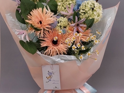 Букет из ромашек, гербер, дельфиниума, клематиса, вибурнума, хризантем, орнитогалума, прунуса