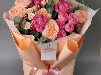 Букет из роз разных сортов и эвкалипта