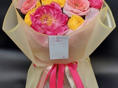 Букет из пионов, кустовых пионовидных роз, веточек вербы