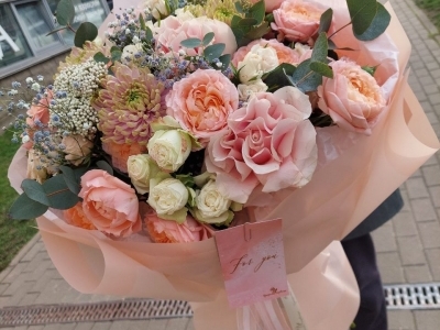 Букет из пионовидных роз, хризантем, гипсофилы, озотамнуса, эвкалипта