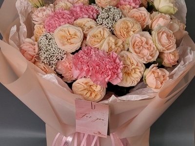 Букет из гвоздик и пионовидных роз