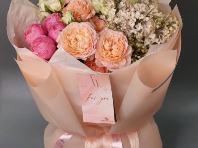 Букет из сирени, пионовидных и кустовых роз