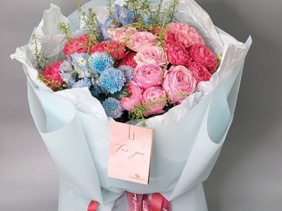  Букет из пионовидных роз, хризантем, дельфиниума, гринбел