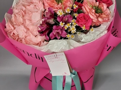 Букет из гортензии, пионовидных роз, альстромерии, ромашек и гринбел