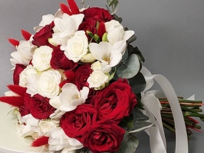 Свадебный букет с розами, фрэзией и эвкалиптом