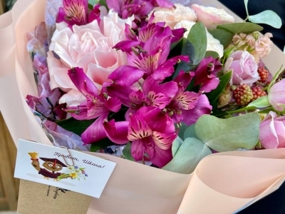 Букет из альстромерии, французских роз и кустовых роз и малины